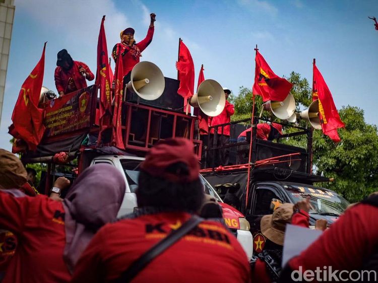 Buruh Demo di Depan Kemnaker, Tolak Aturan Potong Upah 25%