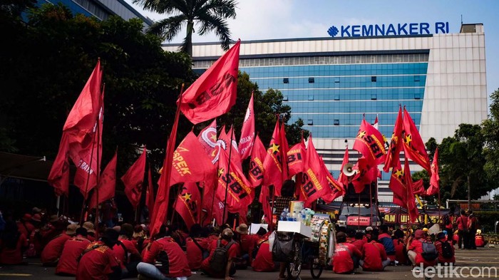 Organisasi buruh berdemonstrasi di depan kantor Kementerian Ketenagakerjaan (Kemnaker), Jakarta. Mereka melancarkan protes soal izin pemotongan gaji buruh hingga 25%.