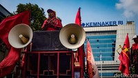 Massa bergantian orasi dari atas mobil komando.