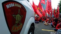 Sebelumnya, massa Partai Buruh juga menggelar demo di depan gedung Kemnaker. 