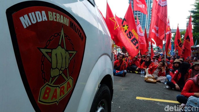 Buruh Demo di Depan Kemnaker, Tolak Aturan Potong Upah 25% Organisasi buruh berdemonstrasi di depan kantor Kementerian Ketenagakerjaan (Kemnaker), Jakarta. Mereka melancarkan protes soal izin pemotongan gaji buruh hingga 25%.
