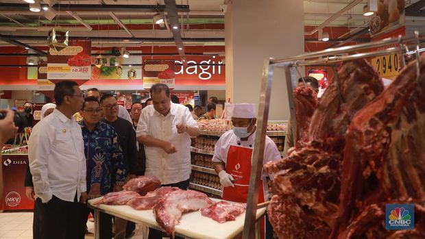 Chairman CT Corp Chairul Tanjung bersama PJ gubernur DKI Jakarta Heru Budi Hartono meninjau kesediaan pasokam daging di Transmart Kota Kasablanka, Jakarta, Selasa, (21/3/2023). (CNBC Indonesia/Muhammad Sabki)