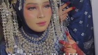 Dalam video tersebut, tampak seorang mempelai wanita yang baru saja selesai makeup dan memakai suntiang. Begitu pula mempelai pria yang muncul dalam rekaman video.  (Foto: TikTok @silviahellena42)