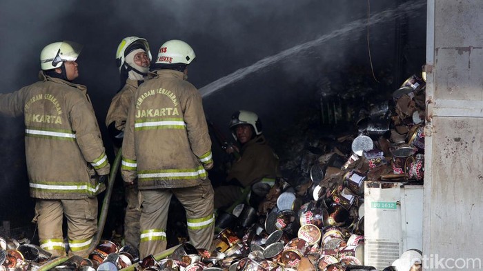 Damkar Berhasil Padamkan Kebakaran Gudang Sembako di Cipinang Kebakaran gudang sewaan milik Food Station di Cipinang, Jakarta Timur, sudah padam, Selasa (21/3/2023). Saat ini Damkar hanya melakukan pendinginan.