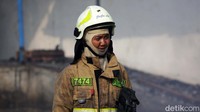 Sebanyak 105 personel damkar berhasil memadamkan api yang membakar gudang sembako.
