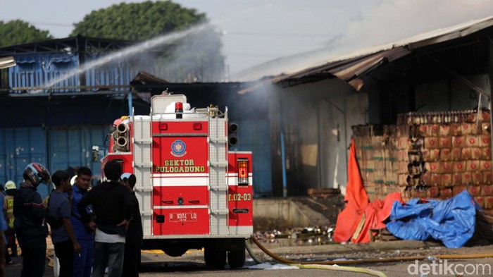 Damkar Berhasil Padamkan Kebakaran Gudang Sembako di Cipinang Kebakaran gudang sewaan milik Food Station di Cipinang, Jakarta Timur, sudah padam, Selasa (21/3/2023). Saat ini Damkar hanya melakukan pendinginan.