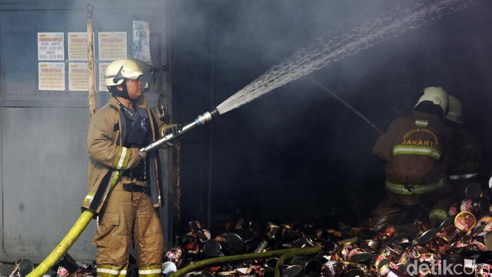 Kebakaran gudang sewaan milik Food Station di Cipinang, Jakarta Timur, sudah padam, Selasa (21/3/2023). Saat ini Damkar hanya melakukan pendinginan.
