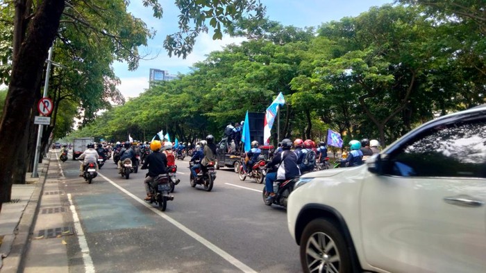 Demo Buruh di Kantor Gubernuran, Lalin Kawasan A Yani-Darmo Tersendat