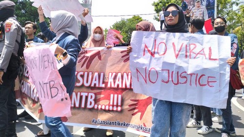 Ratusan mahasiswa mahasiswi Universitas Mataram demo tuntut penanganan kasus pencabulan oknum dosen gadungan di Mataram, Selasa (21/3/2023).