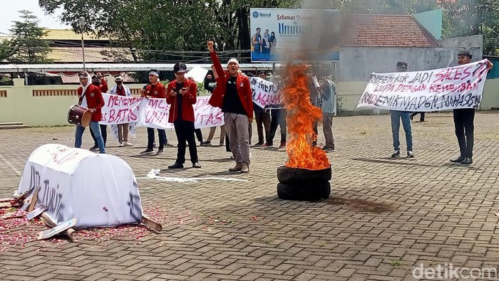 Demo mahasiswa Kampus Muhammadiyah Madiun demo tuntut rektor Mundur