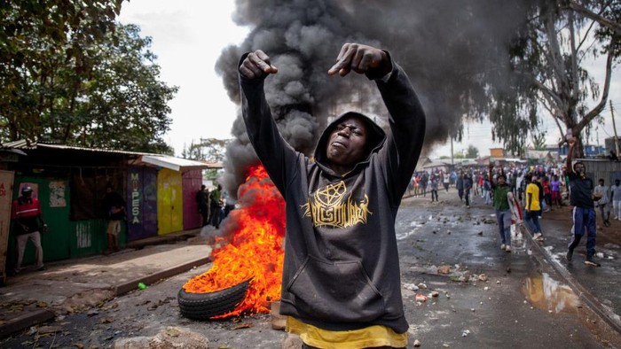 Demo Massa Oposisi di Kenya Berakhir Ricuh Pendukung pemimpin oposisi Kenya Raila Odinga dari koalisi Azimio La Umoja menggelar aksi protes. Demo tersebut berakhir ricuh.