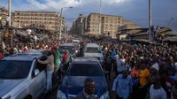 Sejumlah pendukung pemimpin oposisi Kenya Raila Odinga dari koalisi Azimio La Umoja melakukan aksi protes di Kibera Slum of Nairobi, Kenya, Senin (20/3/2023).