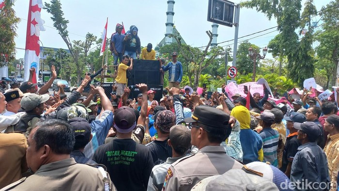 Demo petani hutan di Lamongan