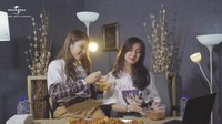Tiara Andini juga sempat mukbang dan seru-seruan bersama teman penyanyinya yang lain yaitu Keisya. Foto: Youtube / Universal Music Indonesia 