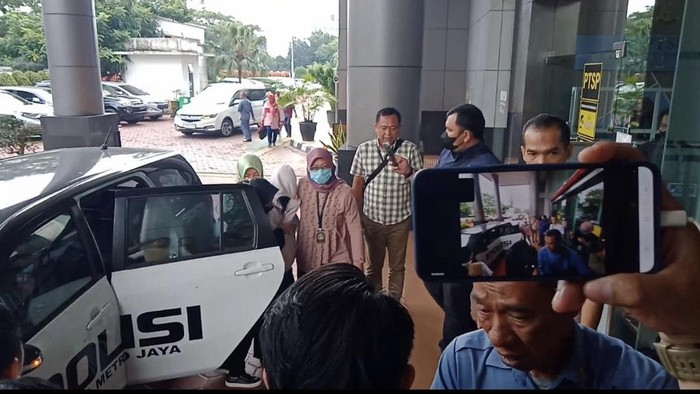 Dilimpahkan ke Jaksa, AG Pacar Mario Dandy Tiba di Kejari Jaksel