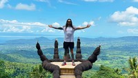 Kesempatan bulan madu di Bali tak disia-siakan Jay. Dia malah asyik selfie di spot foto kekinian seperti ini. (Instagram/@jayweinberg)