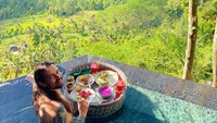Jay pun mengunggah beberapa foto bulan madu romantisnya bersama sang istri di Bali. Di balik topeng seram yang dipakainya saat manggung bersama Slipknot, Jay ternyata adalah sosok seorang suami periang yang begitu mencintai istrinya. (Instagram/@jayweinberg)