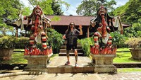Dia juga bergaya dan berfoto di tengah patung khas Bali. Jay mengaku jatuh cinta terhadap Bali. Dia pun mengucapkan terima kasih kepada keramahan warga lokal yang baru mereka kenal. (Instagram/@jayweinberg)