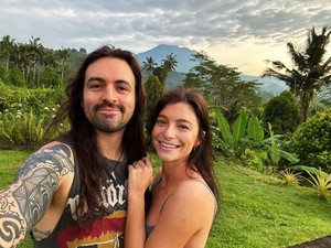 Di Balik Seramnya Drummer Slipknot, Ada Istri yang Happy Bulan Madu di Bali