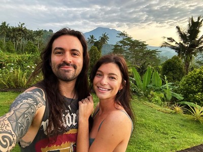Di Balik Seramnya Drummer Slipknot, Ada Istri yang Happy Bulan Madu di Bali