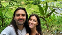 Jay dan Chloe terlihat sangat happy menikmati keindahan Bali. Mereka asyik selfie berdua dengan latar persawahan Bali yang hijau. (Instagram/@jayweinberg)