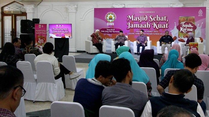 Komitmen DMI dalam membangun lingkungan masjid yang sehat dan jamaah yang kuat direalisasikan pada pemeriksaan dan edukasi kesehatan bagi jemaah.