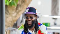 Gaya Glamor Masa Tua Adebayor