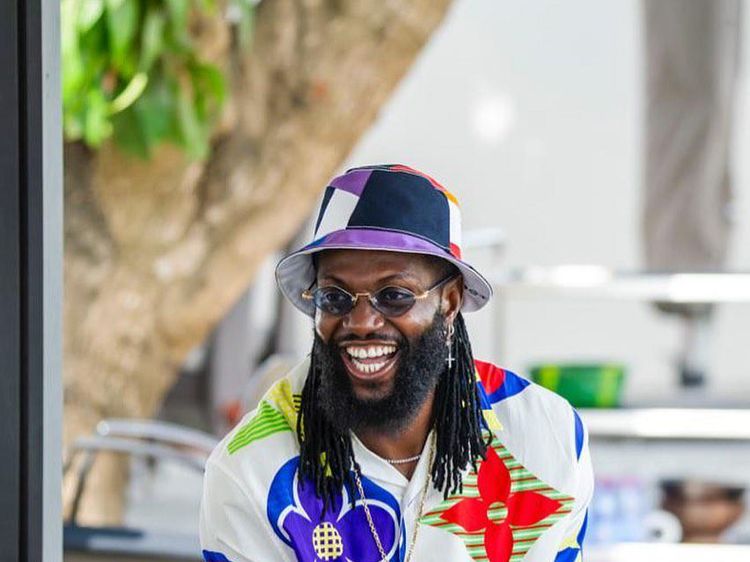 Gaya Glamor Masa Tua Adebayor