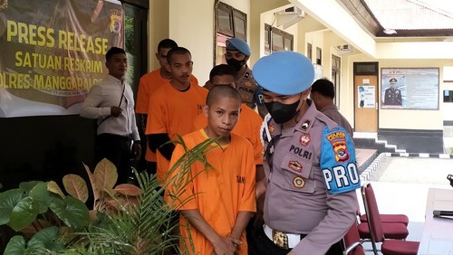 Empat orang komplotan maling mencuri bantuan Kemensos, dari tandon air, kasur, hingga terpal ditangkap Polres Manggarai Barat, NTT, Senin (20/3/2023).