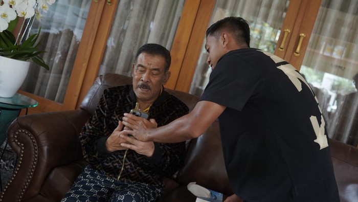 Febri Hariyadi saat menjenguk Umuh Muchtar, Selasa (21/3/2023).