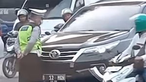 Viral Aksi Sopir Fortuner Arogan: Disetop Malah Ngotot Sundul Polisi