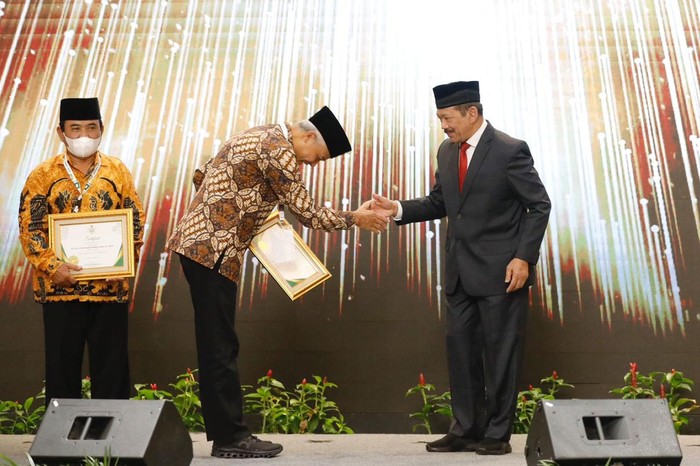 Ganjar Pranowo Raih Penghargaan Gubernur Pendukung Utama Pengelolaan Zakat di Indonesia