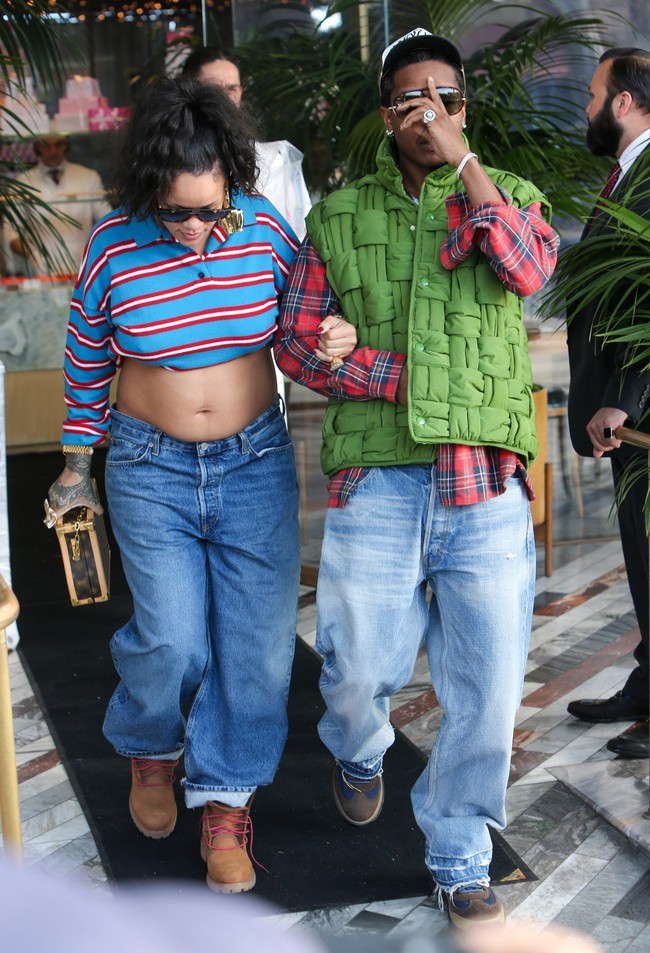 Tidak ketinggalan sepasang boots cokelat bertali merah dari Timberland. Gaya boyish Rihanna pun senada dengan penampilan A$AP Rocky. (Foto: BG020/Bauer-Griffin/GC Images)