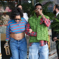 Tidak ketinggalan sepasang boots cokelat bertali merah dari Timberland. Gaya boyish Rihanna pun senada dengan penampilan A$AP Rocky. (Foto: BG020/Bauer-Griffin/GC Images)