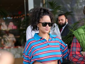 Gaya Rihanna Pamer Perut Hamil, Polo Shirt Rp 13 Juta Digulung Jadi Crop Top