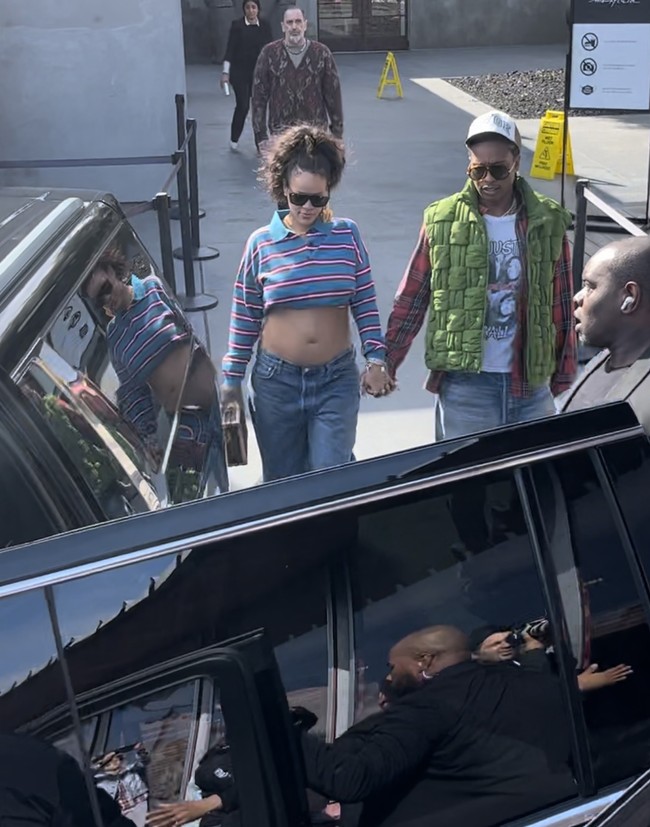 Saat menjadi ibu, ada keberanian besar yang muncul untuk menghadapi dunia bahwa kamu bisa melakukan apapun. Super Bowl adalah panggung terbesar di dunia dan cukup menakutkan dan membuatku tertantang. Penting bagi putraku untuk melihat ini, ujar Rihanna. (Foto: Hollywood To You/Star Max/GC Images)