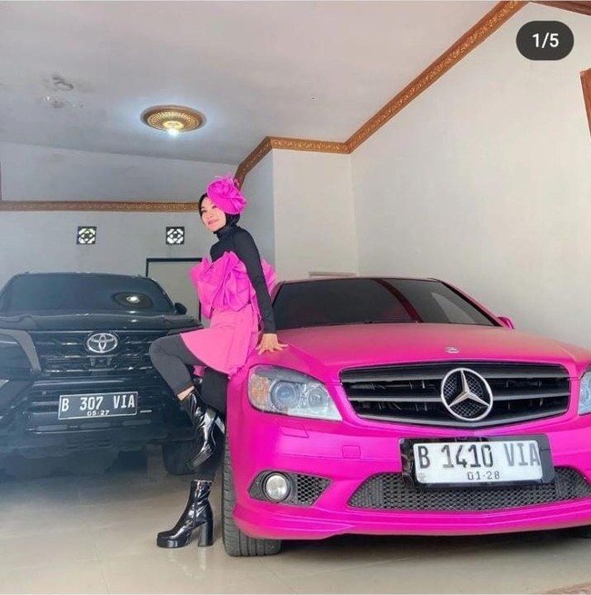 Satu lagi pejabat yang kena sanksi efek pamer harta di media sosial. Kali ini giliran Esha Rahmansah Abrar dari Kementerian Sekretariat Negara (Kemensetneg) setelah istrinya mengunggah foto-foto gaya hidup mewah, termasuk isi rumahnya. Interior rumah bergaya klasik dengan sentuhan warna mencolok malah kena nyinyiran netizen. Akibat ulah sang istri, Esha dinonaktifkan.  (Foto: Instagram)