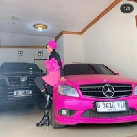 Satu lagi pejabat yang kena sanksi efek pamer harta di media sosial. Kali ini giliran Esha Rahmansah Abrar dari Kementerian Sekretariat Negara (Kemensetneg) setelah istrinya mengunggah foto-foto gaya hidup mewah, termasuk isi rumahnya. Interior rumah bergaya klasik dengan sentuhan warna mencolok malah kena nyinyiran netizen. Akibat ulah sang istri, Esha dinonaktifkan.  (Foto: Instagram)