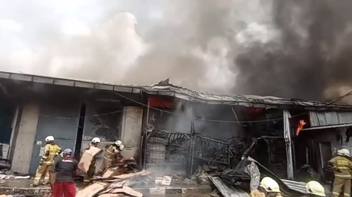 Gudang sembako di kawasan Cipinang, Jakarta Timur (Jaktim) terbakar hebat. Petugas pemadam kebakaran (damkar) masih berupaya memadamkan api. (dok IG @humasjakfire)