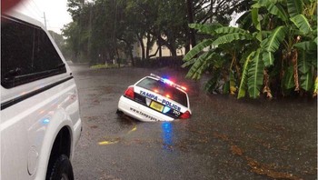 Mobil polisi ini tenggelam karena banjir bukan editan Photoshop.  Foto: Boredpanda