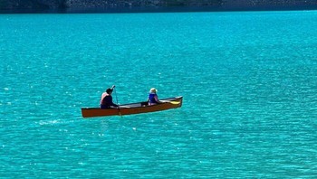 Perahu ini seperti ditempel di laut. Foto: Boredpanda