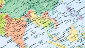 Sebagian besar peta dunia salah. Pada sebagian besar peta, proyeksi Mercator, pertama kali dikembangkan tahun 1569, masih digunakan. Metode ini sangat tidak akurat dan membuat Alaska tampak sebesar Brasil dan Greenland 14 kali lebih besar dari ukuran sebenarnya. Agar benar-benar akurat, peta harus berukuran asli dan berbentuk bulat, bukan datar. Foto: Getty Images/AlpamayoPhoto