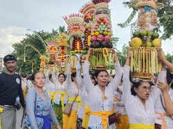Tradisi mapeed atau iring-iringan para perempuan yang membawa sesajen di atas kepala. Tradisi ini sebagai salah satu rangkaian kegiatan upacara yadnya.