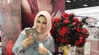 Banyak netizen yang salfok dengan busana ataupun tas bermerk yang kerap dipakai wanita bernama Adria Hariyanto itu. (Foto: dok. Instagram @yashariyanto via Twitter @PartaiSocmed)