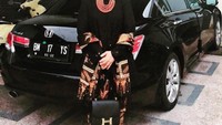 Di salah satu postingan, tampak dirinya yang sedang memakai tas Gucci. Di kesempatan lain, Adrias tampil modis dengan tas Hermes-nya. (Foto: dok. Instagram @yashariyanto via Twitter @PartaiSocmed)