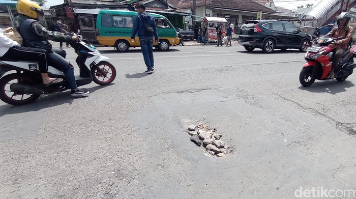Jalan rusak di Bandung.