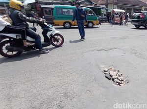 Lihat Jalan Rusak di Bandung, Laporkan Segera ke Sini!