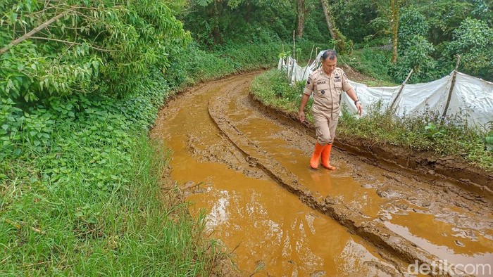 Jalan rusak di Kabupaten Bandung.