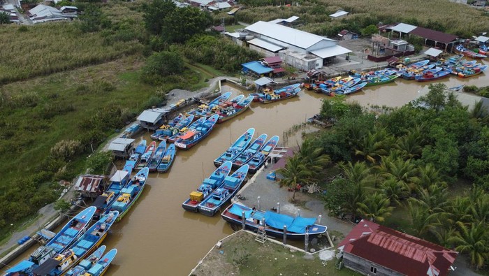 Foto udara Sejumlah perahu dan kapal nelayan ditambatkan di Pelabuhan Kuala Cangkol Desa Padang Seurahet, Johan Pahlawan, Aceh Barat, Aceh, Senin (20/3/2023). Menjelang bulan suci Ramadhan mayoritas nelayan Aceh mulai libur melaut untuk mengikuti tradisi pemotongan hewan (Meugang), awal puasa bersama keluarga dan kembali melaut pada hari ketiga dan kelima di bulan Ramadhan. ANTARA FOTO/Syifa Yulinnas/nym.