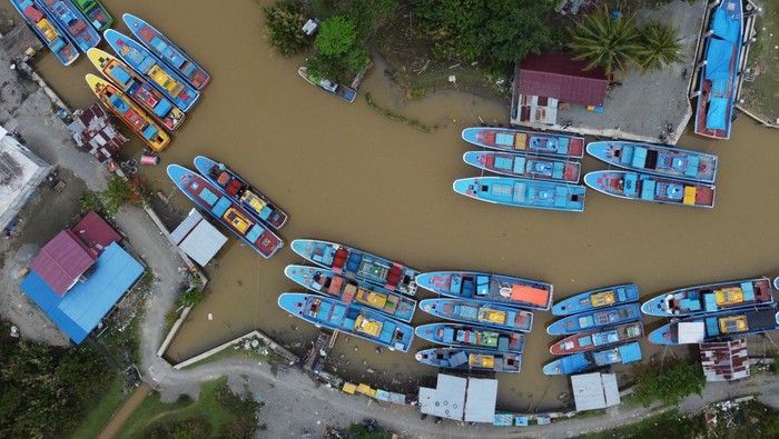 Foto udara Sejumlah perahu dan kapal nelayan ditambatkan di Pelabuhan Kuala Cangkol Desa Padang Seurahet, Johan Pahlawan, Aceh Barat, Aceh, Senin (20/3/2023). Menjelang bulan suci Ramadhan mayoritas nelayan Aceh mulai libur melaut untuk mengikuti tradisi pemotongan hewan (Meugang), awal puasa bersama keluarga dan kembali melaut pada hari ketiga dan kelima di bulan Ramadhan. ANTARA FOTO/Syifa Yulinnas/nym.